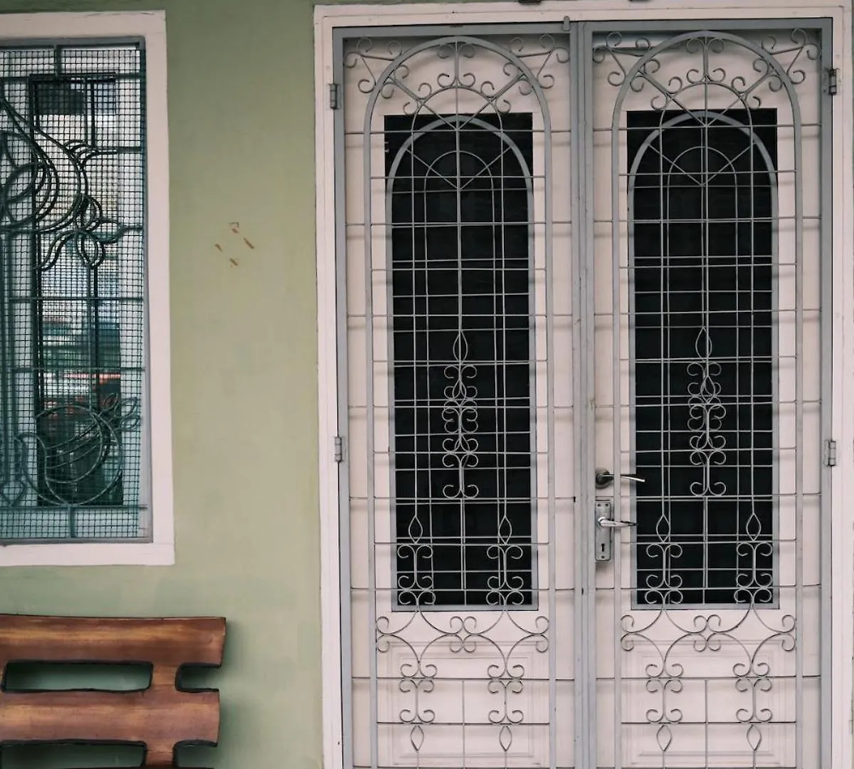 City-Center Heritage Stay Up To 12 Pax George Town